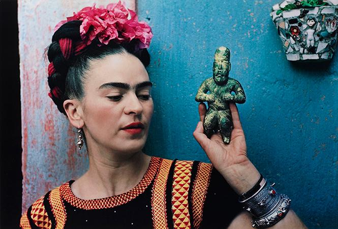 Nickolas Muray, "Frida with Olmeca Figurine, Coyoacán" (1939), color carbon print. Fine Arts Museums of San Francisco. Photo: Nickolas Muray Photo Archives, courtesy FAMSF