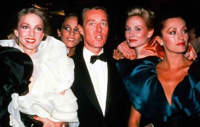 Halston (center) withhis models, the Halstonettes