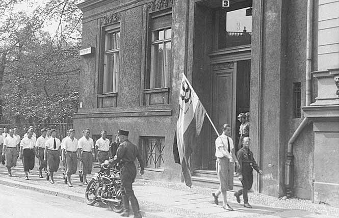 Students of the Deutsche Studentenschaft, organized by the Nazi party, parade in front of the Institute for Sexual Research on Beethovenstraße, Berlin, May 6, 1933 Photo: Wikipedia