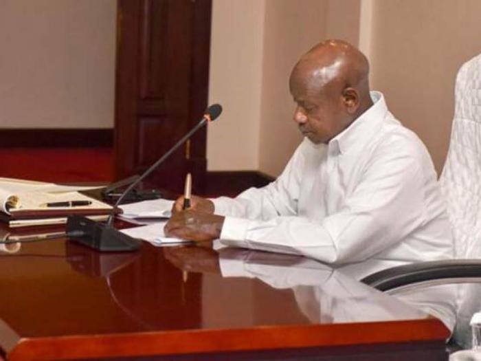Ugandan President Yoweri Museveni signs the Anti-Homosexuality Act, 2023 into law against global outcry and threats of divestment in the East African country, Monday, May 29. Photo: Courtesy BBC News Africa