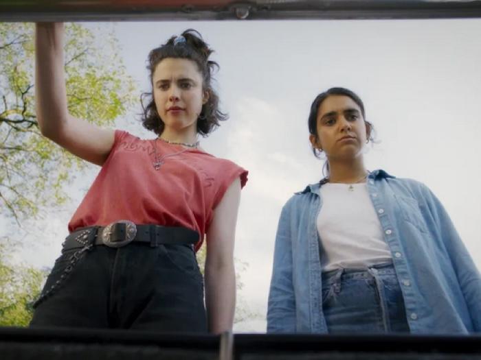 Margaret Qualley and Geraldine Viswanathan in 'Drive-Away Dolls'<br>(photo: Focus Features)